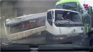 VIDEO: Vượt đ&#232;n đỏ, xe tải g&#226;y tai nạn li&#234;n ho&#224;n