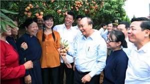 Thủ tướng Nguyễn Xu&#226;n Ph&#250;c thăm &#39;Vườn quả B&#225;c Hồ&#39; ở Bắc Giang