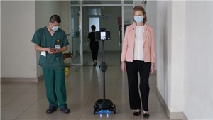 Trao tặng robot gi&#250;p bảo vệ b&#225;c sĩ Việt Nam ở tuyến đầu chống dịch COVID-19