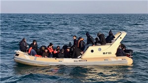 Giải cứu h&#224;ng chục người di cư vượt eo biển Manche từ Ph&#225;p sang Anh