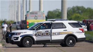 Cảnh s&#225;t Mỹ truy bắt nghi phạm giết người ở Texas