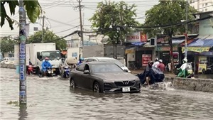 Mưa d&#244;ng k&#233;o d&#224;i 5 tiếng khiến nhiều khu vực ở TP. Hồ Ch&#237; Minh ngập nặng