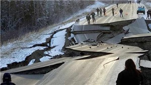 Mỹ cảnh b&#225;o s&#243;ng thần sau động đất mạnh tại b&#225;n đảo Alaska