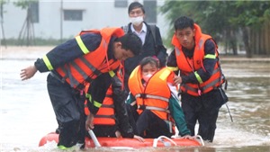 Cứu hộ h&#224;ng trăm học sinh khỏi khu vực trường học bị ngập s&#226;u ở Quảng Trị