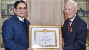 Thủ tướng Phạm Minh Ch&#237;nh trao tặng nguy&#234;n Ph&#243; Thủ tướng Vũ Khoan Huy hiệu 60 năm tuổi Đảng 