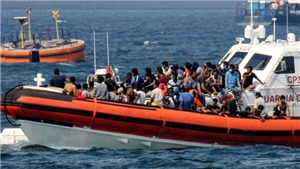 Italy giải cứu h&#224;ng trăm người di cư tr&#234;n biển