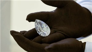 Trưng b&#224;y vi&#234;n kim cương trắng khổng lồ