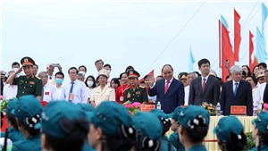  Chủ tịch nước Nguyễn Xu&#226;n Ph&#250;c dự Lễ thượng cờ Thống nhất non s&#244;ng tại Di t&#237;ch Đ&#244;i bờ Hiền Lương - Bến Hải
