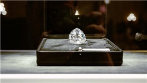  Vi&#234;n kim cương trắng lớn nhất được b&#225;n đấu gi&#225; với gi&#225; 21,9 triệu USD