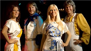 Ban nhạc ABBA g&#226;y ấn tượng mạnh với đ&#234;m diễn mở m&#224;n &#39;ABBA Voyage&#39;