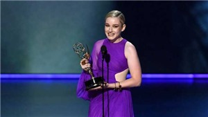 VIDEO: Diện đầm của NTK C&#244;ng Tr&#237;, diễn vi&#234;n Julia Garner ẵm giải Emmy đầu ti&#234;n trong sự nghiệp