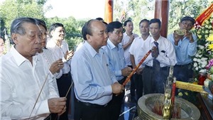 Thủ tướng Nguyễn Xu&#226;n Ph&#250;c d&#226;ng hương tưởng niệm c&#225;c Anh h&#249;ng liệt sỹ tại tỉnh Quảng Nam