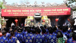 Du kh&#225;ch đeo khẩu trang khi đến đền Trần Nam Định đầu năm mới
