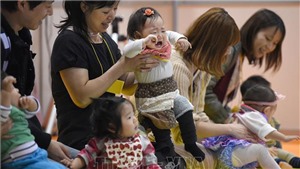 Nhật Bản t&#236;m c&#225;ch x&#243;a bỏ t&#236;nh trạng trẻ sơ sinh bị cha mẹ bạo h&#224;nh