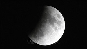 H&#236;nh ảnh lạ chụp được ở v&#249;ng tối Mặt Trăng