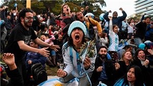 B&#234;n lề World Cup: Cổ động vi&#234;n ăn mừng chiến thắng của Argentina tại Buenos Aires 