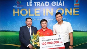 Tay golf Nguyễn Minh Vỹ nhận giải thưởng 100 triệu đồng