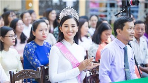 Hoa hậu Trần Tiểu Vy diện &#225;o d&#224;i trắng đẹp tinh kh&#244;i về thăm trường cũ