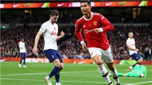 CĐV MU vỡ &#242;a khi Ronaldo bắt volley tung lưới Tottenham