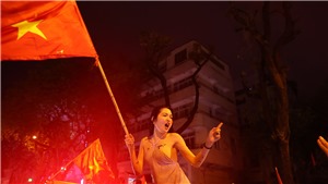 Cả Đ&#244;ng Nam &#193; trầm trồ khi CĐV Việt Nam xuống đường ăn mừng, sắc đỏ ngập tr&#224;n khắp nơi