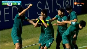 VIDEO CĐV Uzbekistan n&#233;m vật thể lạ, cầu thủ U23 Iraq phải bỏ chạy