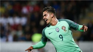 Tin b&#243;ng đ&#225; MU 18/4: Mua tiền đạo đồng hương Ronaldo, theo đuổi trung vệ Leicester