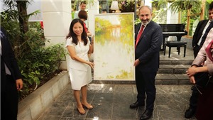 Doanh nh&#226;n Phạm B&#237;ch Hạnh tặng Thủ tướng Armenia Nikol Pashinyan bức tranh vẽ về H&#224; Nội