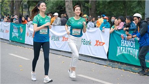 Hoa hậu Đỗ Mỹ Linh v&#224; Lương Thuỳ Linh tham gia giải chạy marathon ở H&#224; Nội