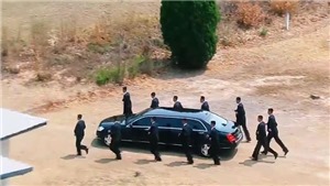 VIDEO Hội nghị li&#234;n Triều: 12 vệ sĩ chạy theo xe, th&#225;p t&#249;ng &#244;ng Kim Jong-un về lại Triều Ti&#234;n để ăn trưa