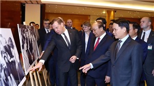 Thủ tướng Nguyễn Xu&#226;n Ph&#250;c v&#224; Thủ tướng Nga Dmitry Medvedev tham quan Trưng b&#224;y ảnh &#39;Việt-Nga: Quan hệ hữu nghị truyền thống v&#224; hợp t&#225;c to&#224;n diện&#39;