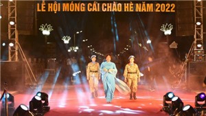 Lễ hội M&#243;ng C&#225;i - Quảng Ninh: C&#225;c nữ sĩ quan &#39;mũ nồi xanh&#39; tr&#236;nh diễn BST &#225;o d&#224;i Ng&#226;n An