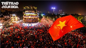 Những h&#236;nh ảnh rơi nước mắt đ&#234;m ăn mừng chiến thắng của U23 Việt Nam