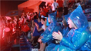 CĐV Việt Nam đội mưa đổ về SVĐ H&#224;ng Đẫy tiếp lửa cho th&#224;y tr&#242; HLV Park Hang Seo