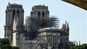 Th&#225;nh lễ đầu ti&#234;n tại Nh&#224; thờ Đức b&#224; Paris từ sau vụ hỏa hoạn