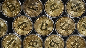 Bitcoin gần chạm mức gi&#225; kỷ lục