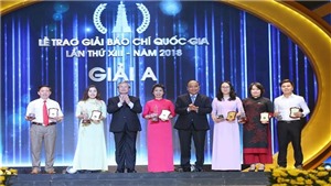 Thủ tướng Nguyễn Xu&#226;n Ph&#250;c dự v&#224; trao giải cho c&#225;c t&#225;c giả xuất sắc đoạt Giải B&#225;o ch&#237; quốc gia năm 2018