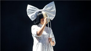 Nghệ sĩ giấu mặt Sia &#39;dằn mặt&#39; paparazzi bằng ảnh khỏa th&#226;n của ch&#237;nh m&#236;nh