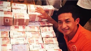 Cầu thủ Trung Quốc khoe &#39;n&#250;i tiền&#39; thưởng 90 tỷ sau khi gi&#250;p CLB thăng hạng