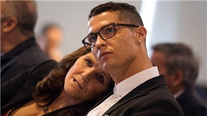 Chỉ Ronaldo mới mang mẹ đi nhận Quả b&#243;ng V&#224;ng