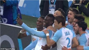 Balotelli ăn mừng cực dị: Giật điện thoại selfie ngay tr&#234;n s&#226;n