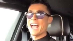 VIDEO: Ronaldo trổ t&#224;i h&#225;t nh&#233;p khiến fan th&#237;ch th&#250;