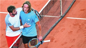 Roland Garros: Tsitsipas phải bật kh&#243;c sau cuộc đua marathon 5 tiếng đồng hồ với Wawrinka 