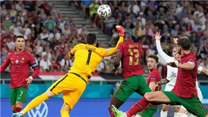 Bồ Đ&#224;o Nha 2-2 Ph&#225;p: Lloris bị chỉ tr&#237;ch v&#236; đấm v&#224;o đầu đối thủ như chơi boxing