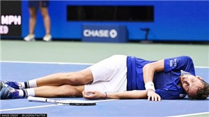 Medvedev l&#253; giải m&#224;n ăn mừng g&#226;y sốc khi hạ Djokovic