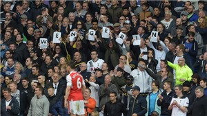 Fan Tottenham thảm thiết k&#234;u g&#224;o Wenger... ở lại Arsenal