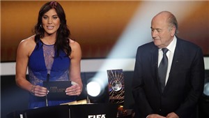 SỐC!!! Blatter bị tố quấy rối t&#236;nh dục nữ cầu thủ tại lễ trao Quả B&#243;ng V&#224;ng