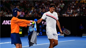 TENNIS ng&#224;y 22/1: Federer được thi&#234;n vị hơn Djokovic, Halep su&#253;t chết sau trận đấu d&#224;i kỷ lục