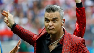 Robbie Williams vin v&#224;o bệnh tật để bao biện vụ ‘ng&#243;n tay thối’ ở World Cup?
