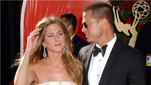 Jennifer Aniston đeo nhẫn đ&#237;nh h&#244;n với Brad Pitt?