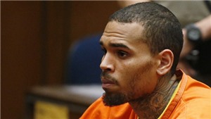 Chris Brown bị bắt ở Ph&#225;p v&#236; c&#225;o buộc hiếp d&#226;m, c&#243; thể đi t&#249; 15 năm